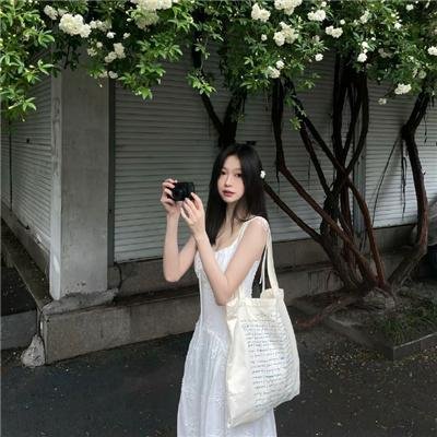和红色中国人看电视